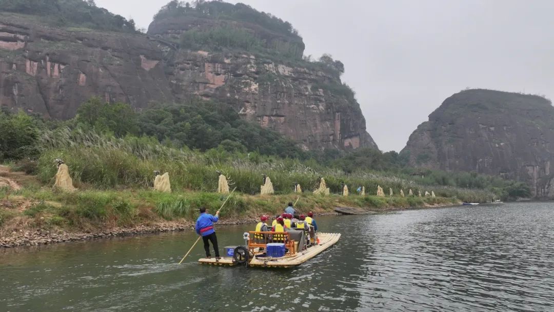 一天四波专列团！今天的龙虎山被东北朋友承包了！