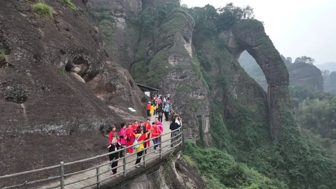 一天四波专列团！今天的龙虎山被东北朋友承包了！