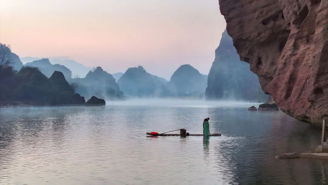 在雲端之上看煙波浩渺,享詩意無限雲海不是海,卻比海更美看著天邊雲卷