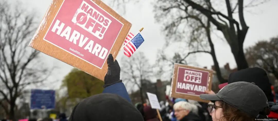 Harvard: Trump administration freezes $2.2 billion in grants – DW –  04/15/2025