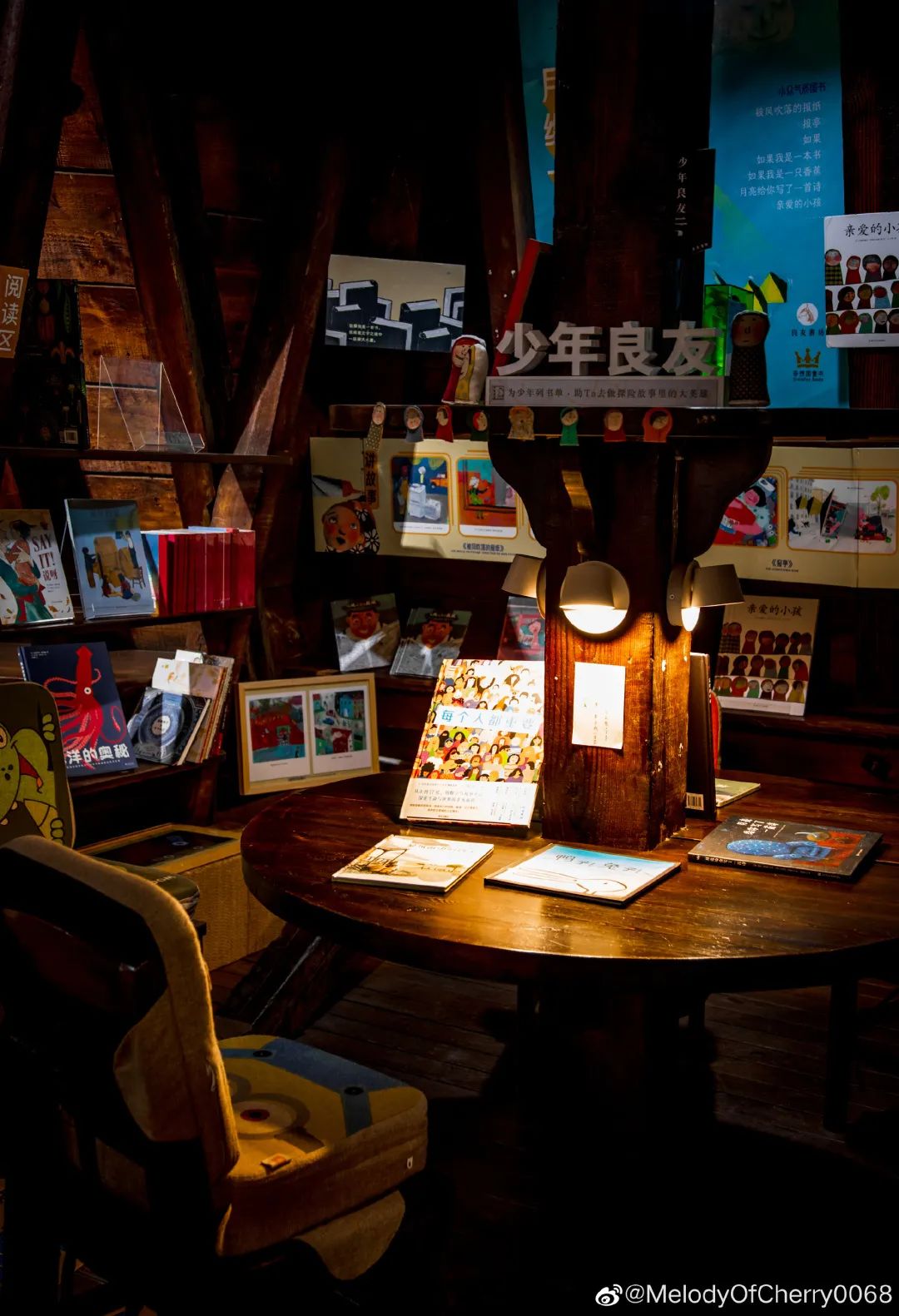 良友书坊文化机构兴办于2006年9月,置身于1901年的哥特式双塔建筑