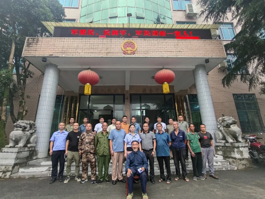 五德镇召开庆"八一"建军节座谈会