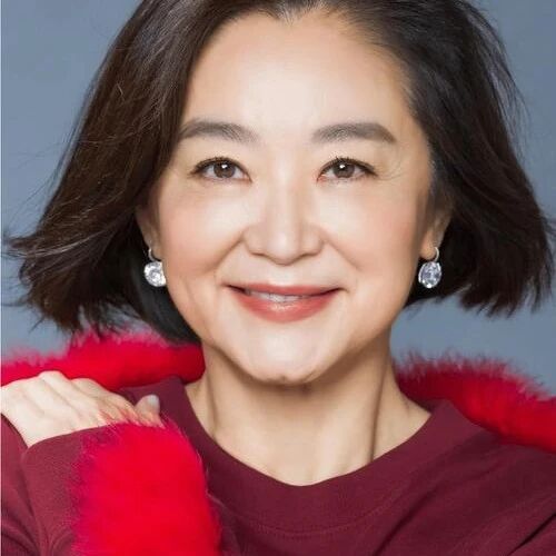 林青霞现身戏剧小镇,71岁状态引热议,岁月不败美人