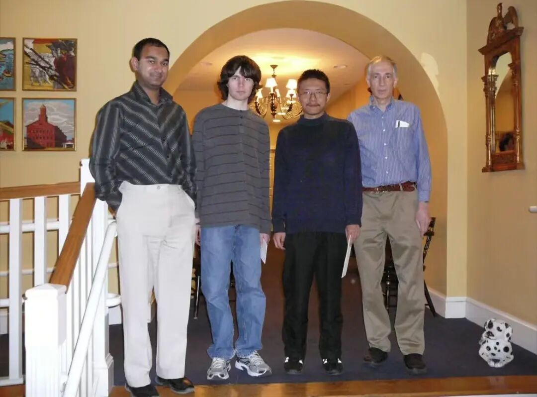 　　2010年Putnam竞赛MIT获奖者与Richard Stanley合影，右二为邓煜，右一为Richard Stanley