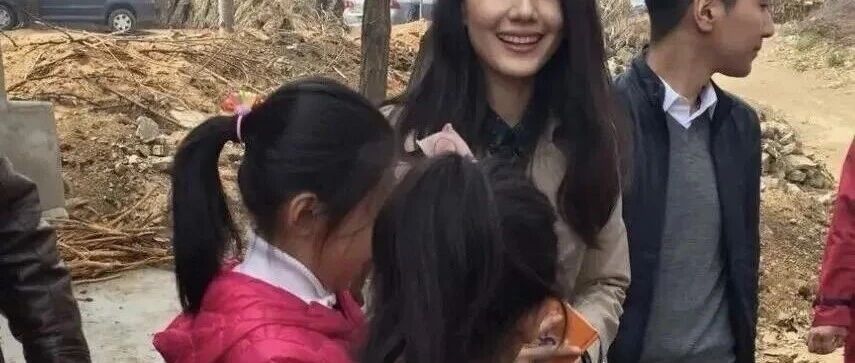 高圆圆一家三口出现身农村老家,太接地气了!