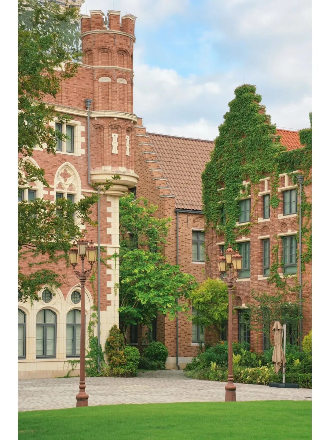 今天给大家介绍的是华为欧洲小镇,它是东莞松山湖的名片,占地面积近