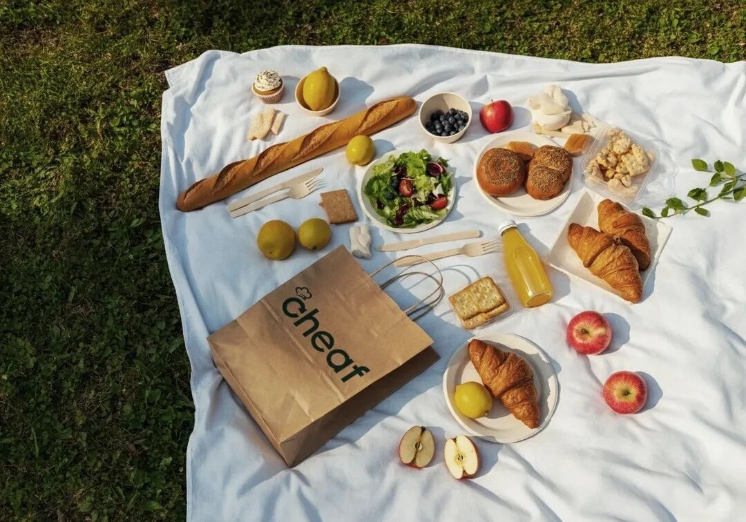 Cheaf 官网用野餐场景呈现食物与品牌纸袋