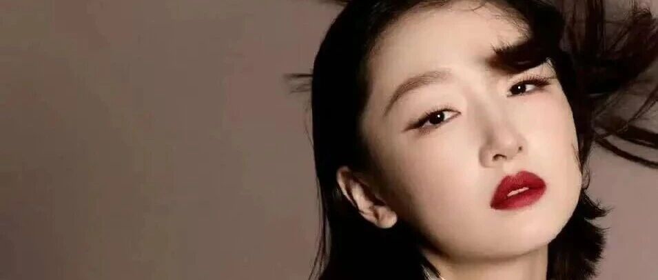 周冬雨开年反差杀:LV名场面圈粉,泳装照引热议