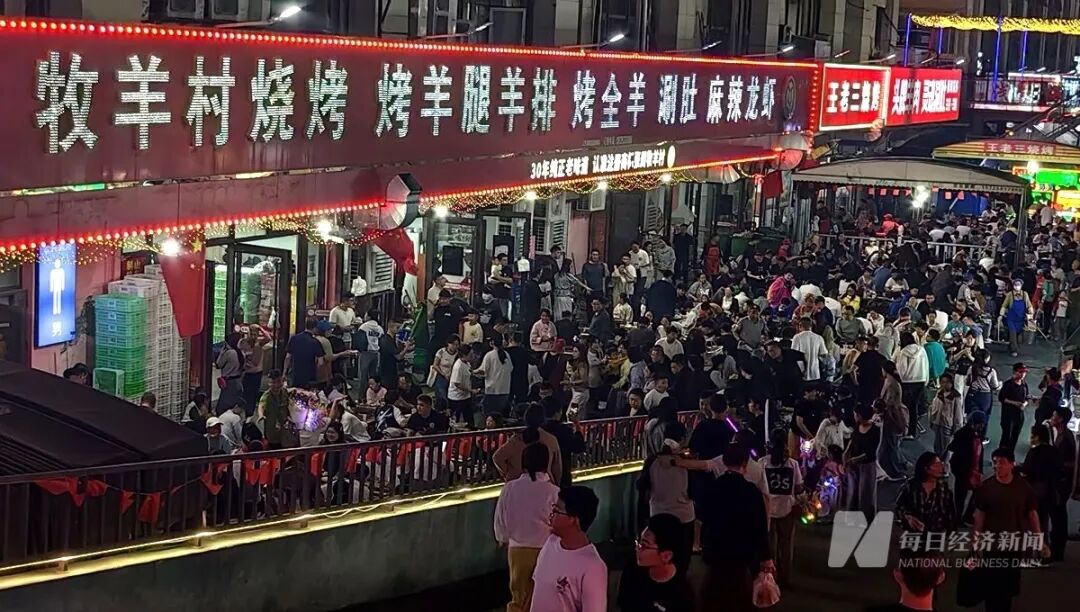 淄博烧烤店下午就排队凌晨才收摊
