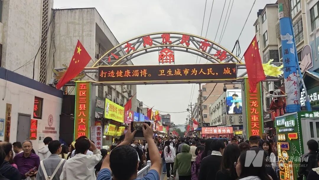 淄博烧烤店下午就排队凌晨才收摊