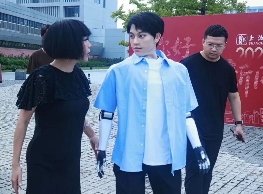 全国首位机器人博士生，入学上戏！与著名主持人互动，还点了份鱼香肉丝(图2)