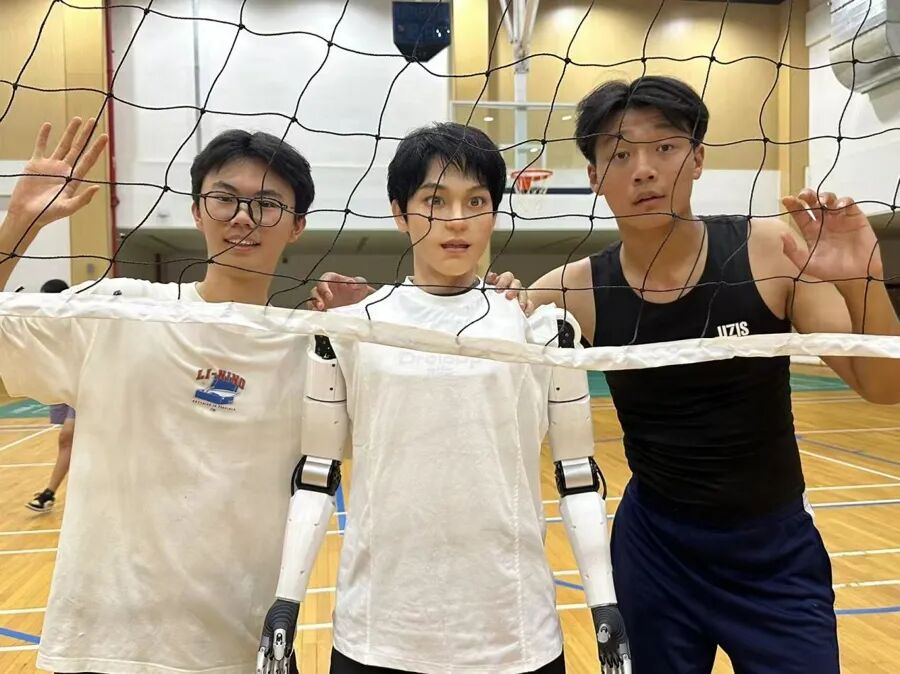 全国首位机器人博士生，入学上戏！与著名主持人互动，还点了份鱼香肉丝(图5)