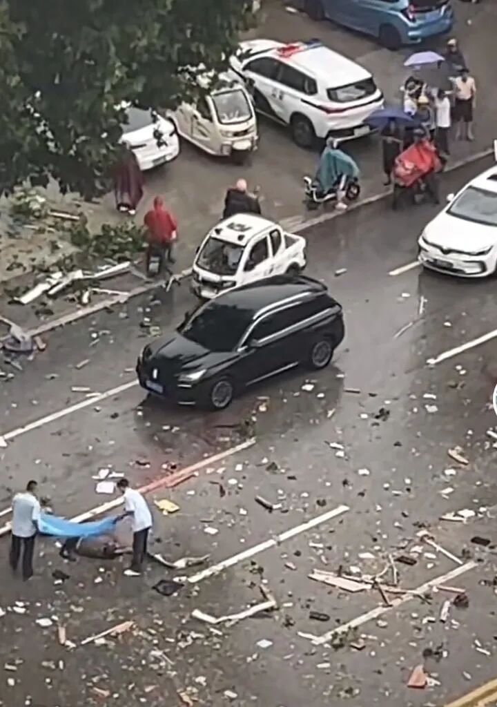 已致2死2伤！山东一沿街房突发燃气闪爆，相邻银行损毁严重，现场多人倒地...（视频/组图） - 11