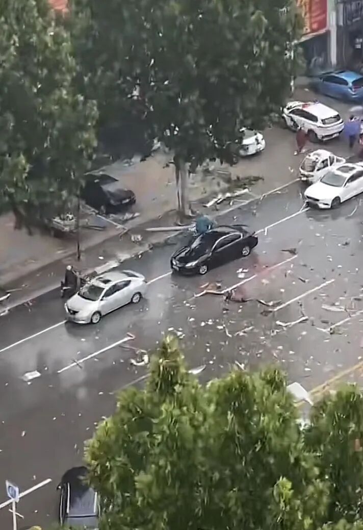 已致2死2伤！山东一沿街房突发燃气闪爆，相邻银行损毁严重，现场多人倒地...（视频/组图） - 12