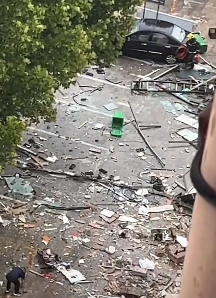 已致2死2伤！山东一沿街房突发燃气闪爆，相邻银行损毁严重，现场多人倒地...（视频/组图） - 10