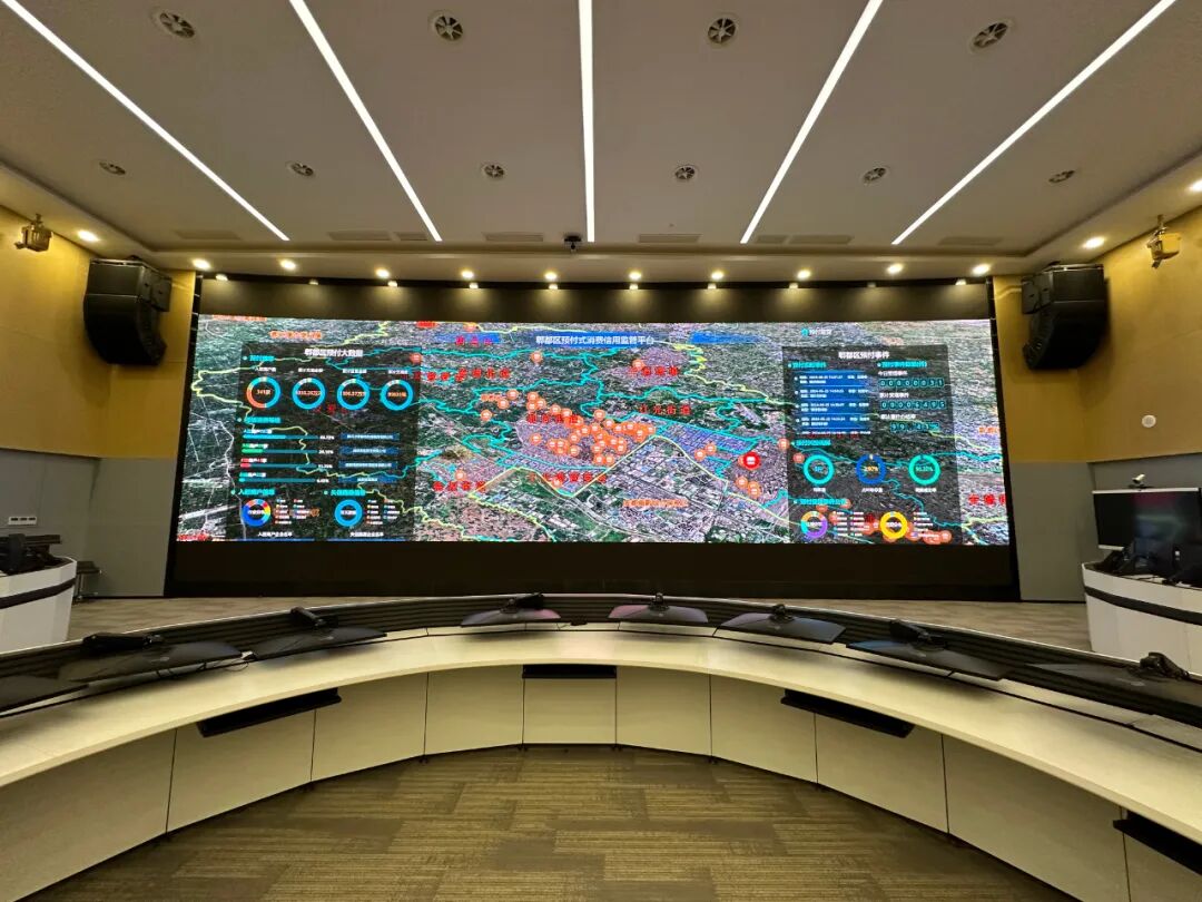 解决城市问题的最佳方案;指挥大厅里城市运行管理信息数据瞬时"跳动"
