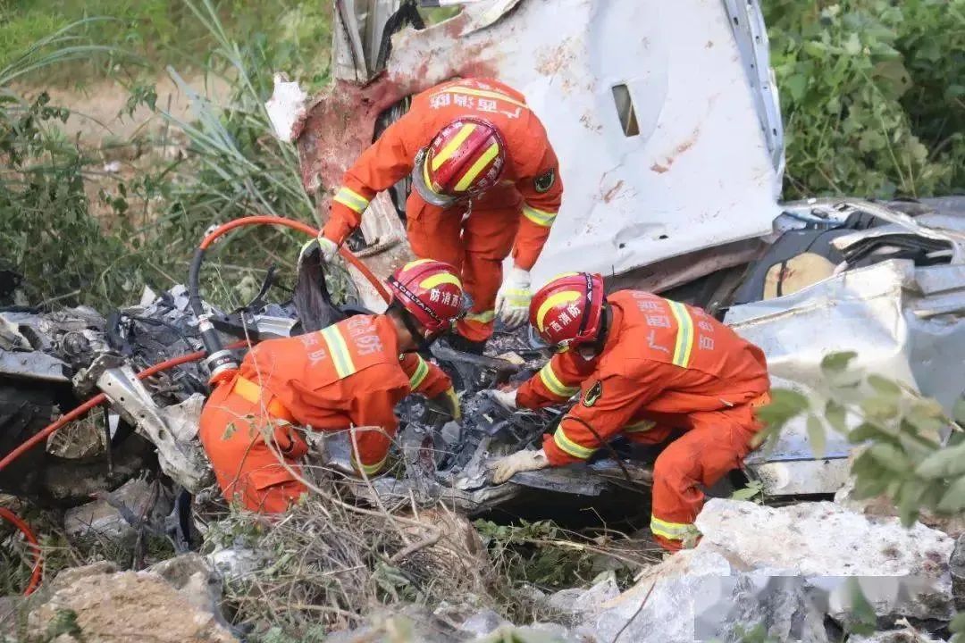 落石砸中车辆3死1伤