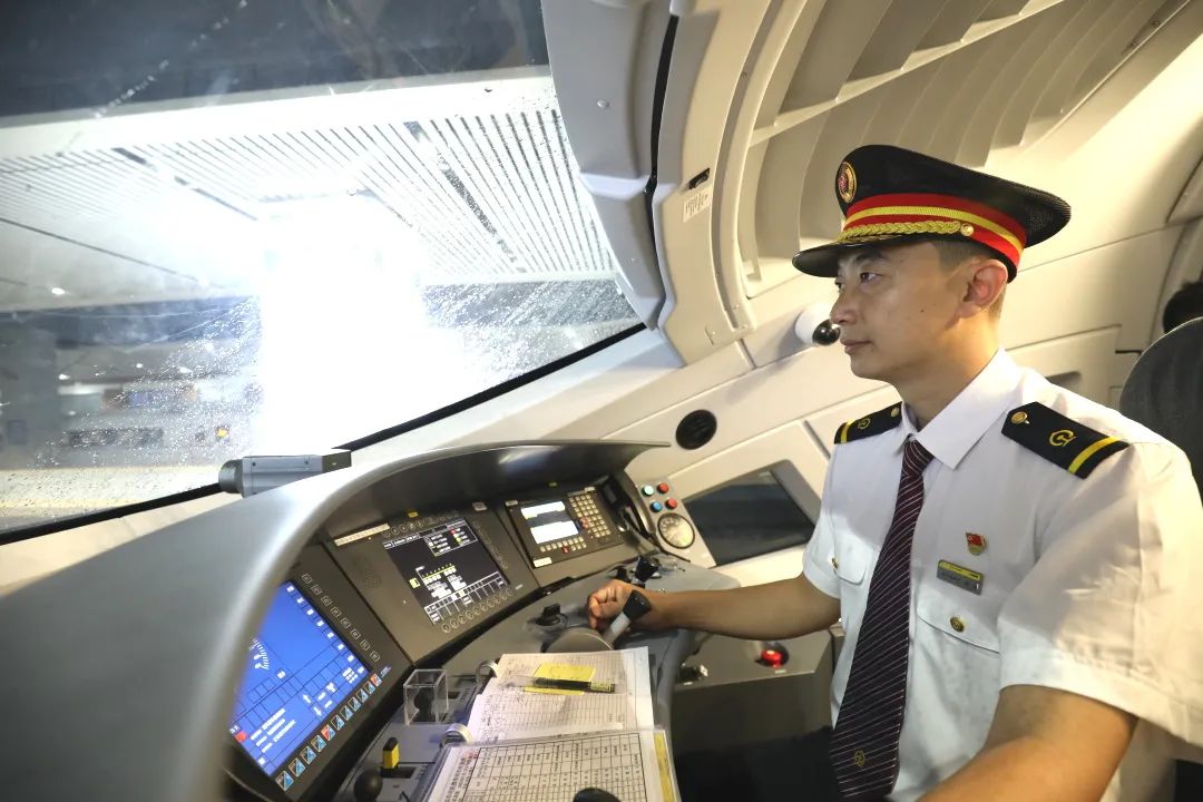 新时代先进人物事迹材料