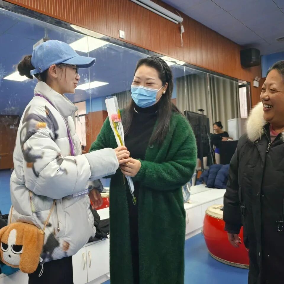 "鲜花赠师恩 祝福暖人心"——音乐与舞蹈系妇女节送花活动温情落幕