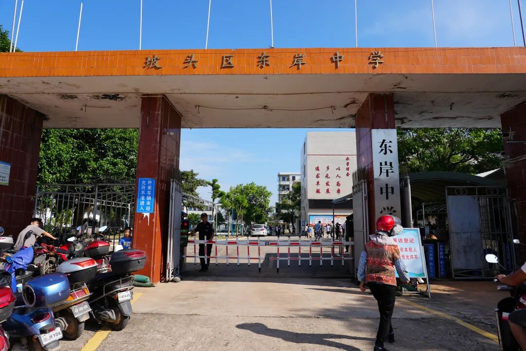 走进坡头区东岸中学,记者了解到为改善学生的住宿条件,学校利用暑假