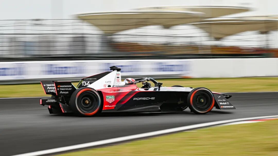 虽然各家车队的赛车从外观上看只是涂装的区别,外形并没有像f1赛车