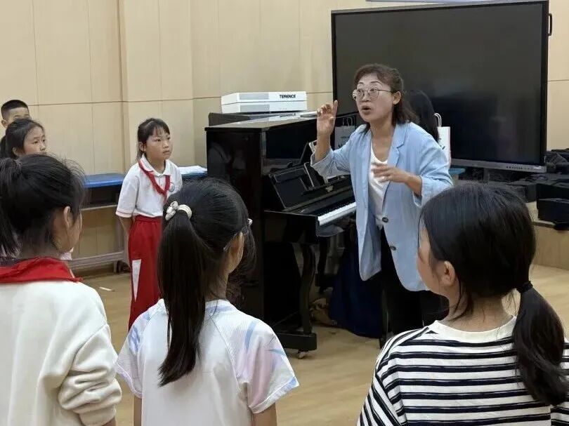 天籁童声唱响校园！乌当区 “班班有歌声” 合唱比赛圆满收官