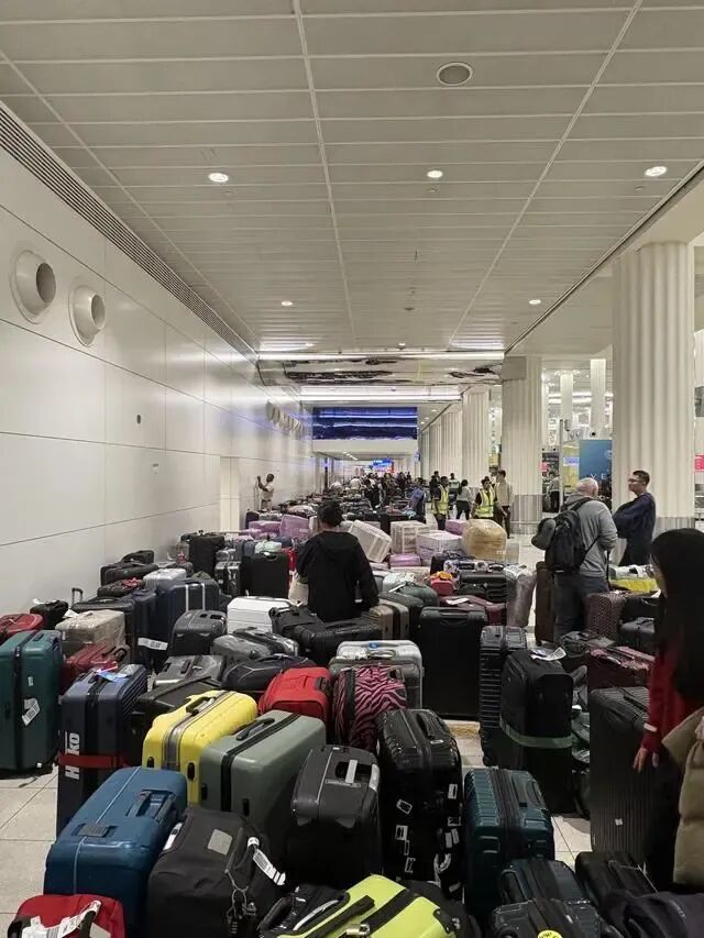 2月28日王先生滞留机场时拍摄的照片，满地是旅客的行李箱 受访者供图