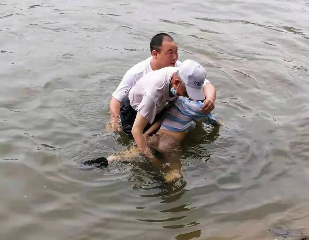 老人奋不顾身勇救落水男童_滚动_资讯_黔讯网 - 贵州综合新闻门户网站