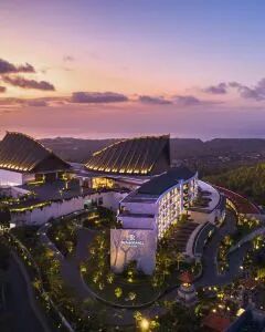 巴厘岛乌鲁瓦图万丽度假酒店·豪华园景特大床房带阳台 1晚