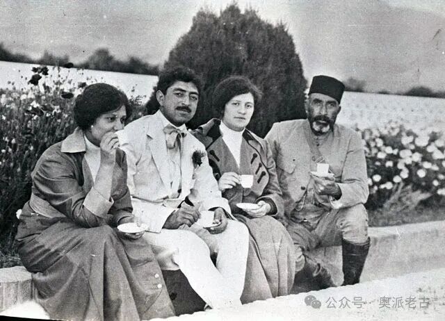 File:King Amanullah Khan with a group of people in 1927.jpg &mldr;