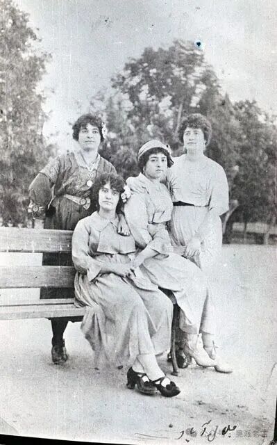 File:Women of Afghanistan in 1920s.jpg - Wikimedia Commons