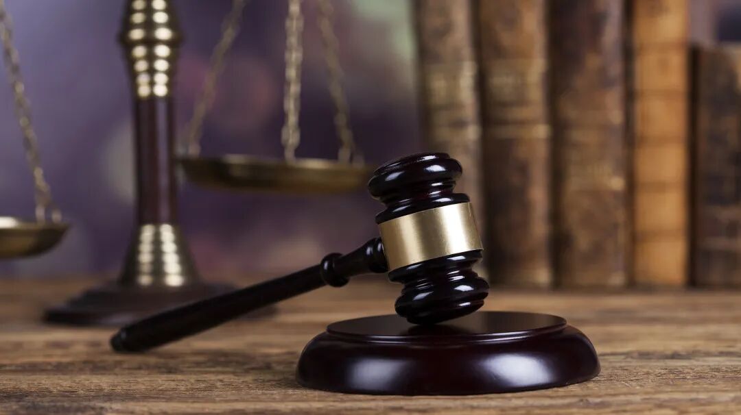 摄图网_506949737_banner_律师与法槌特写（企业商用）