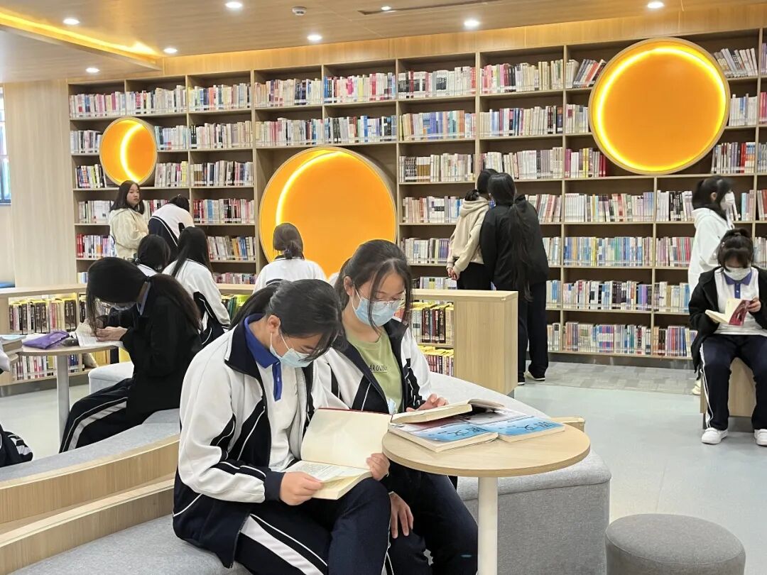 提升阅读能力,深圳市携创高级技工学校把语文阅读"搬"进图书馆