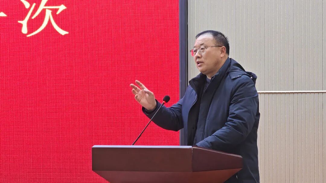 在2024年2月23日的全体教职工大会上,校长李飞特别强调,家访工作尤为