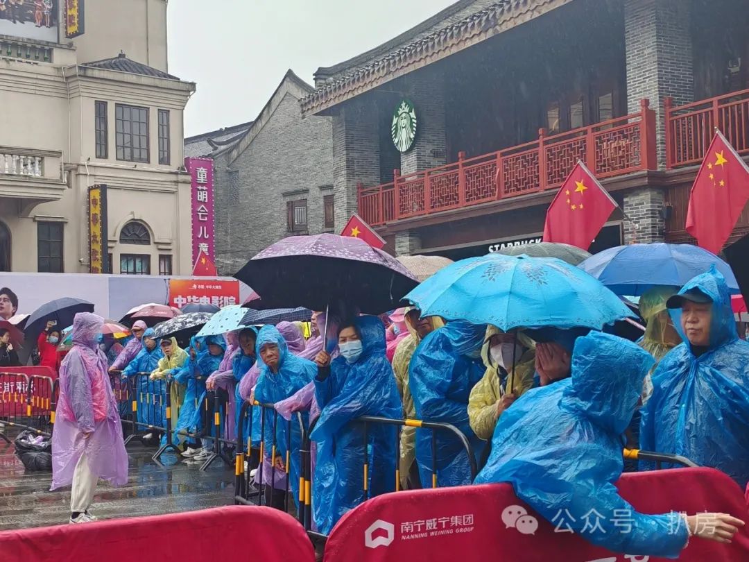 东北蔓越莓啥味？南宁老友冒雨排了几条街也要尝