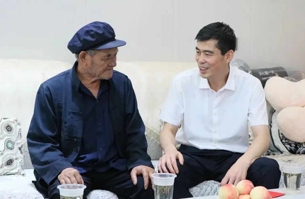 在县人武部,张建强与官兵们亲切交谈,详细了解他们日常训练,生活情况