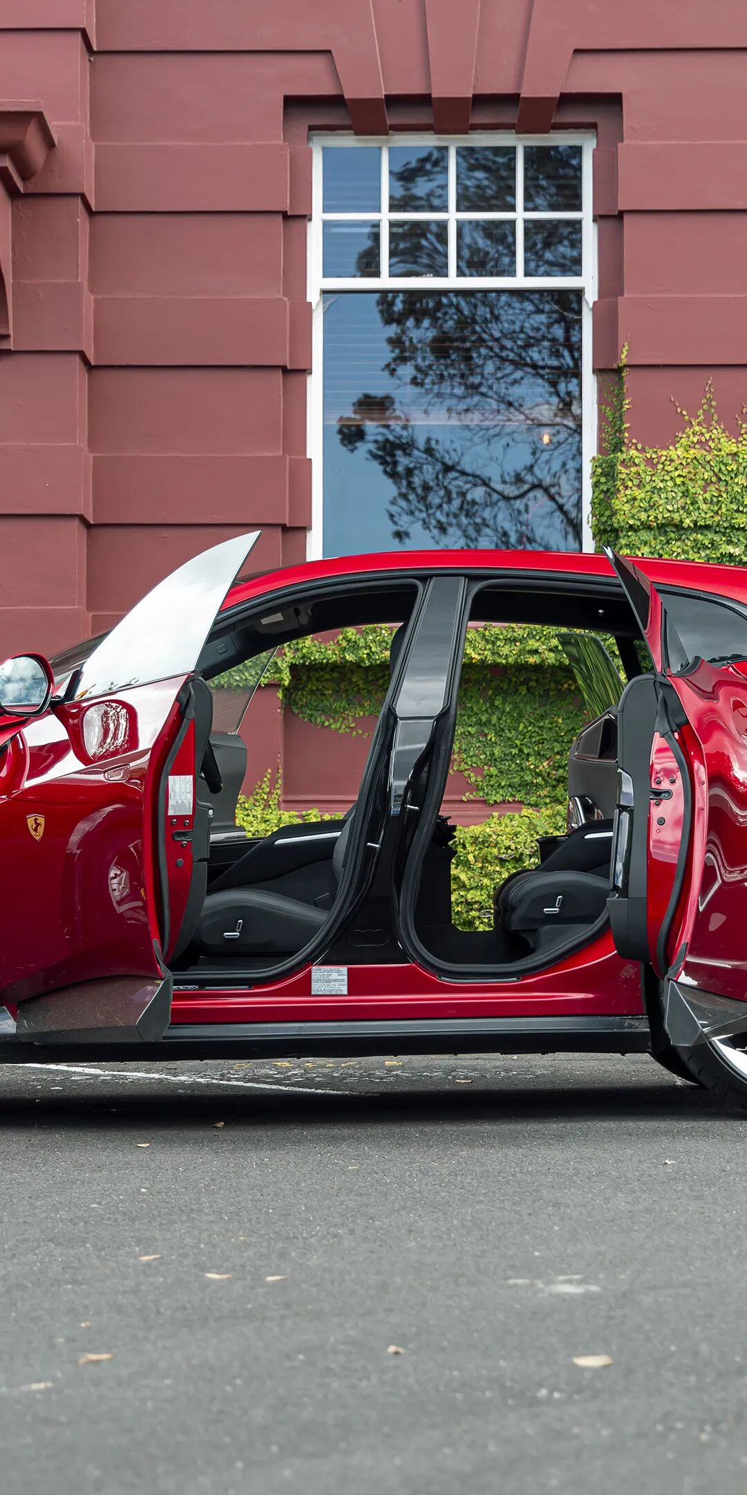 法拉利的第一款"四门四座四驱对开门"跑车!