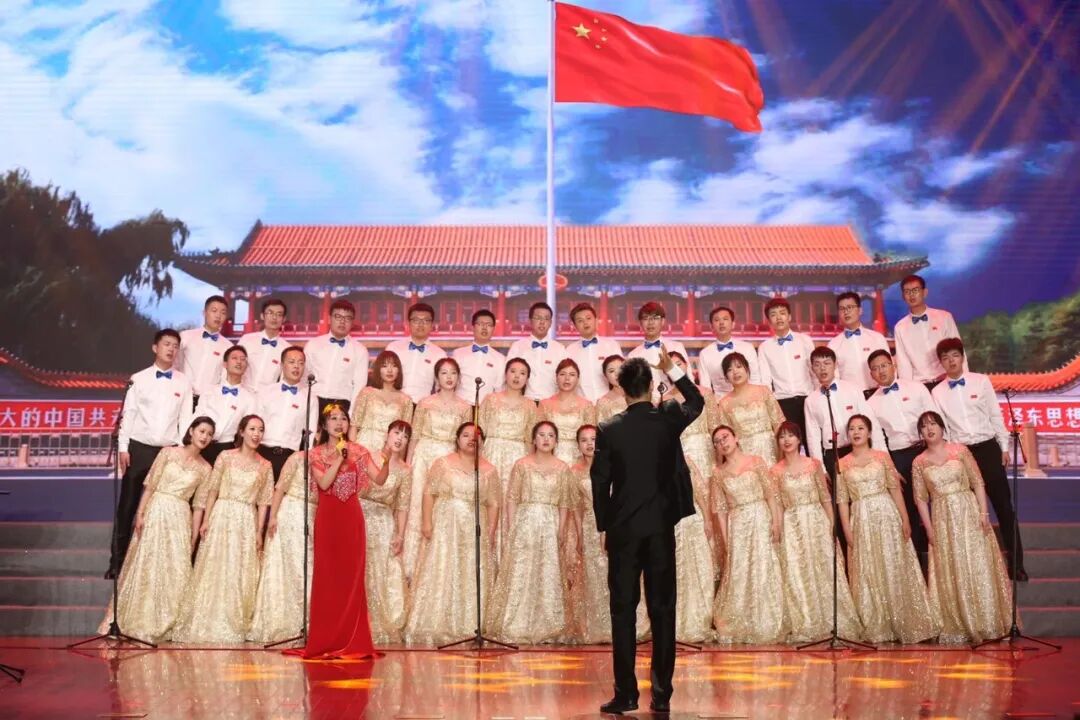 《我们走在大路上》《红船向未来》市市场监督管理局春雨合唱团演唱