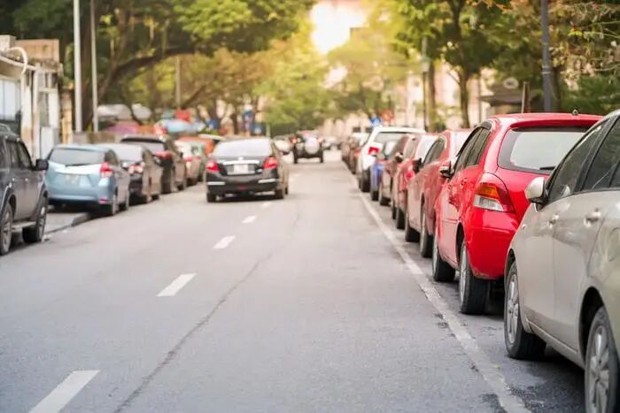 撞了路边违停的车，事故责任怎么判？