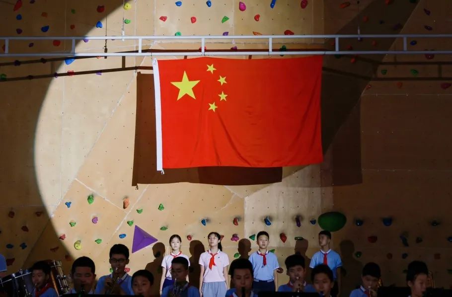 庄严的五星红旗升起，全体起立，齐唱国歌。建党百年之际，彭友馨学姐在