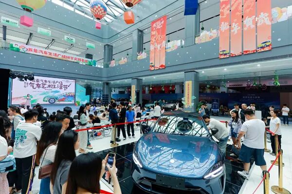 五象汽车生活广场汽车艺术生活节。广西现代物流集团供图