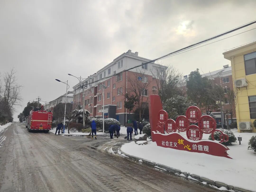 仪征月塘在行动扫雪除冰保畅通