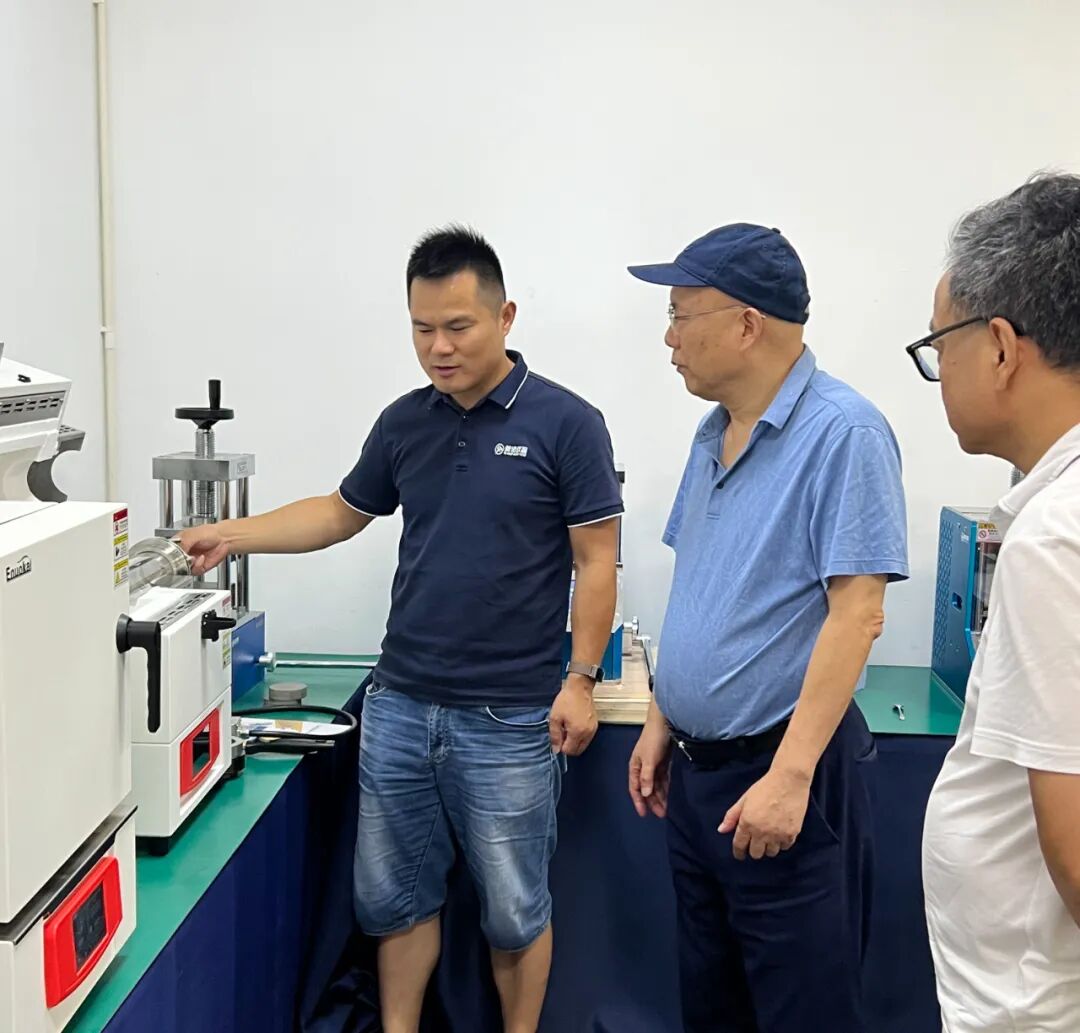 共話新材料發(fā)展——上海市浦東新區(qū)新材料學(xué)會(huì)領(lǐng)導(dǎo)蒞臨我司交流