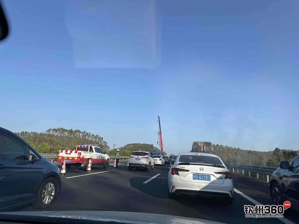 广西兰海高速事故司机受伤