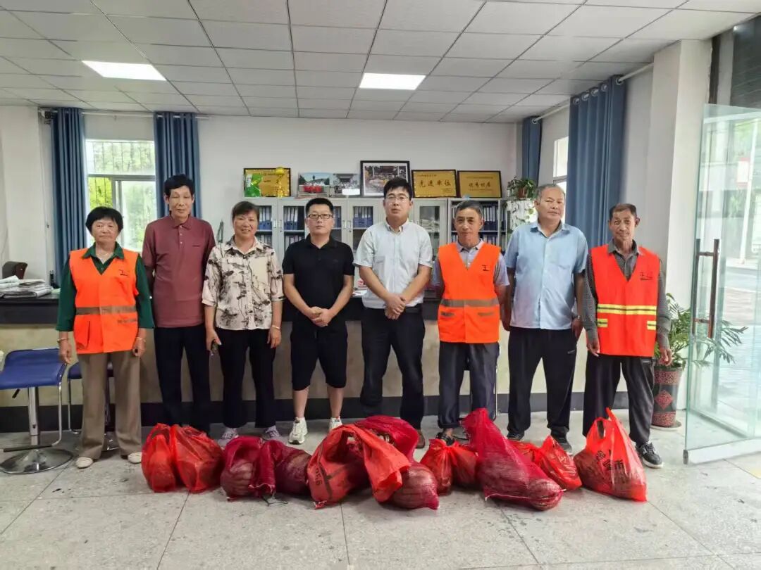 工会“夏送清凉”，情系环卫工人