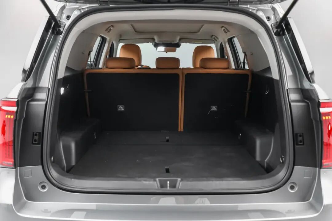 大型suv,但该车并没有配备第三排座椅,因此空间都给到了后排和后备厢