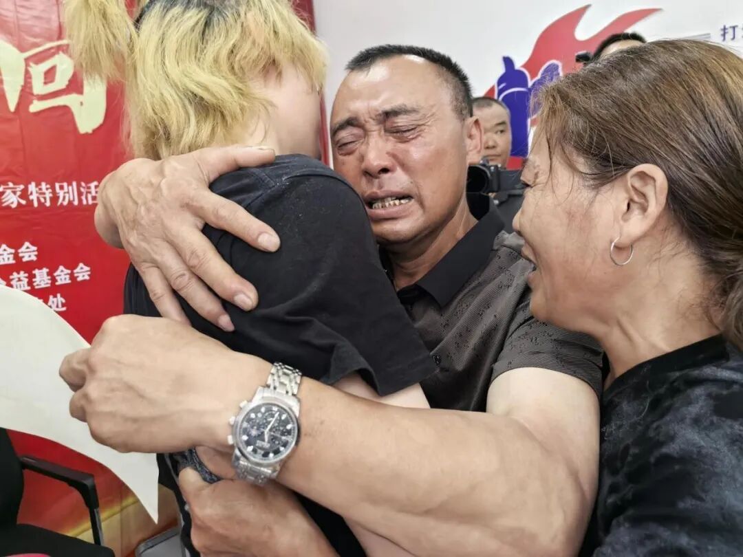 2岁男童被爷爷女友带走父母苦寻28年