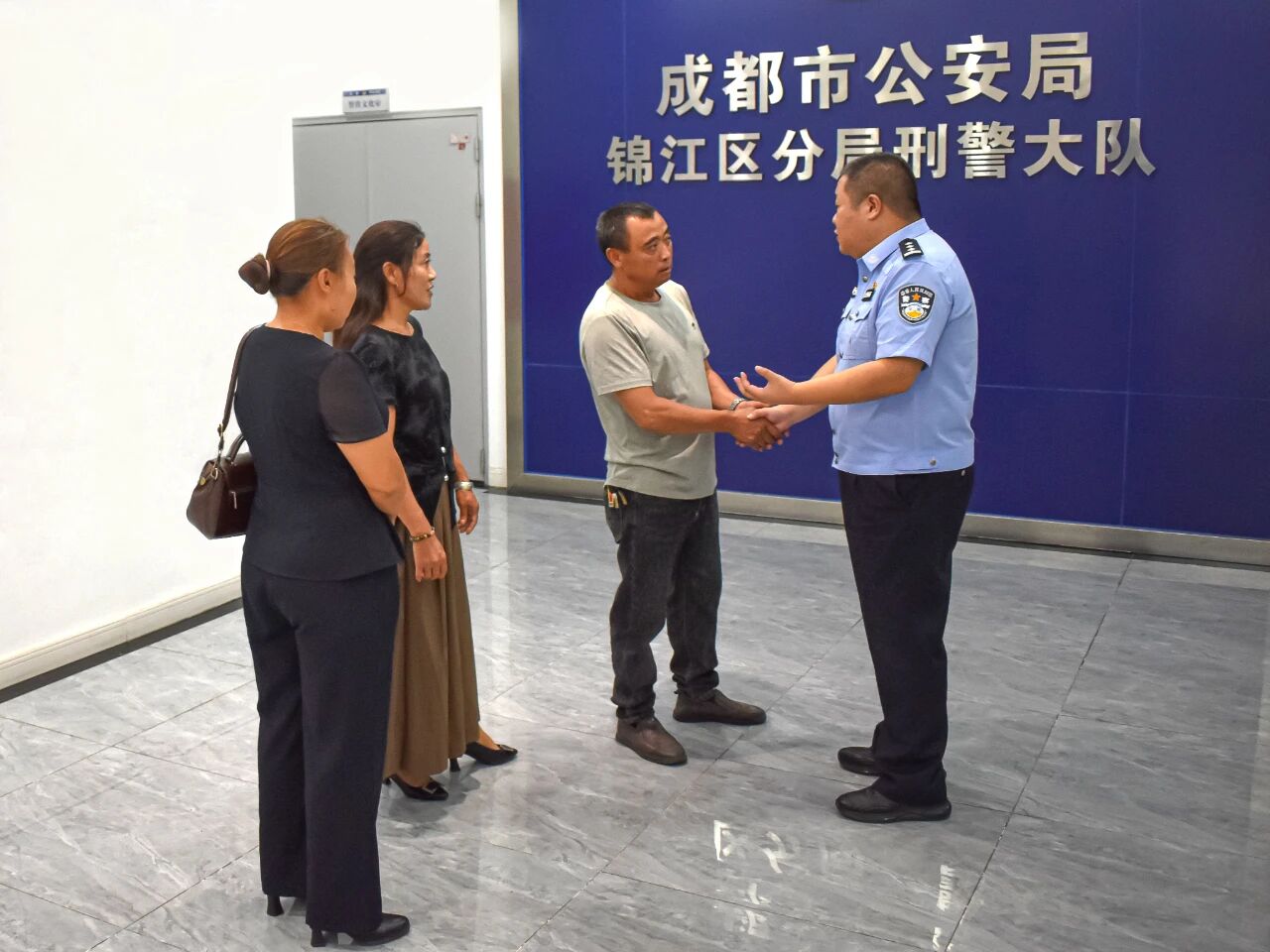 2岁男童被爷爷女友带走父母苦寻28年