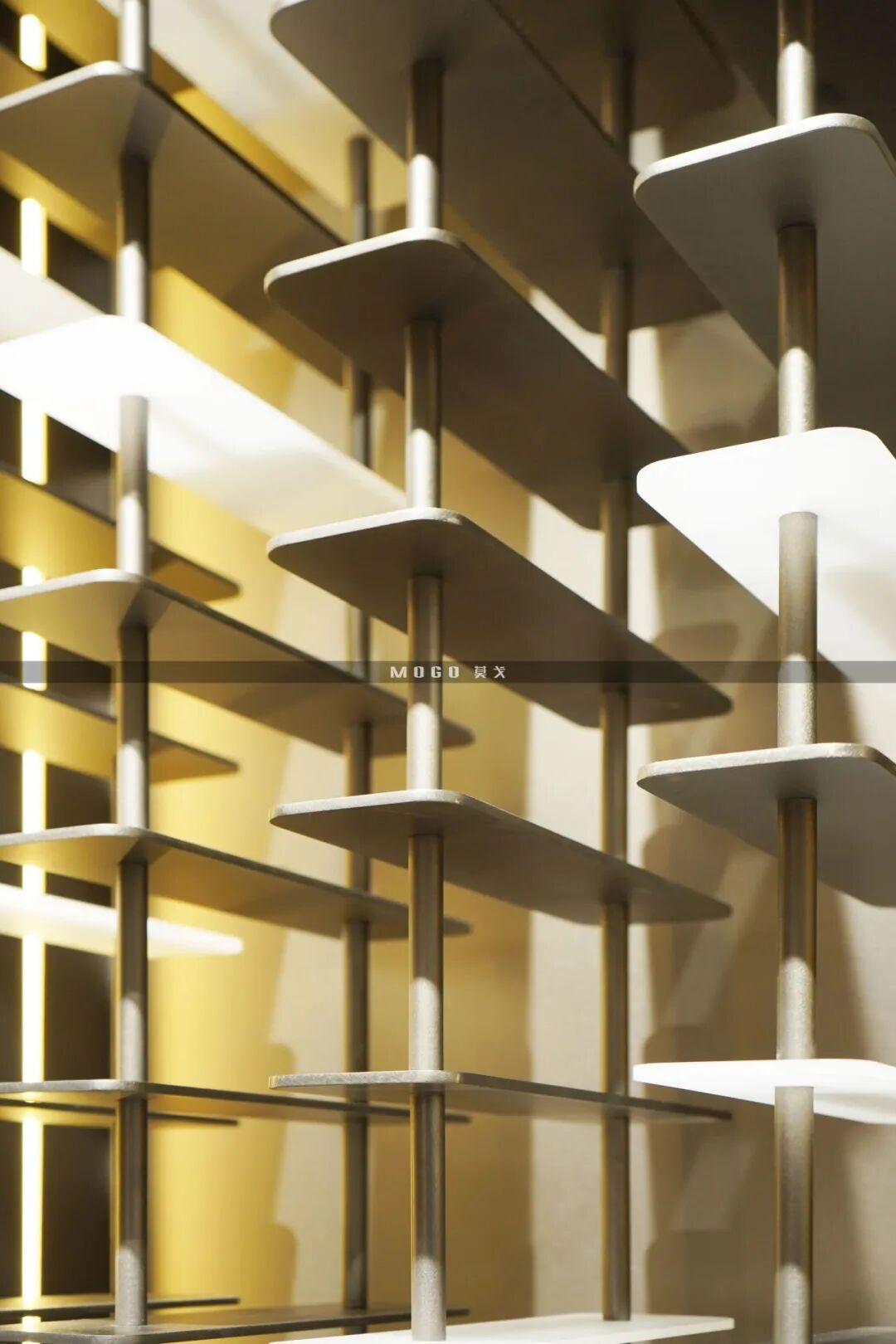 主体内部空间配有5mm不锈钢层板与磨砂亚克力的结合,下层配有酒杯架