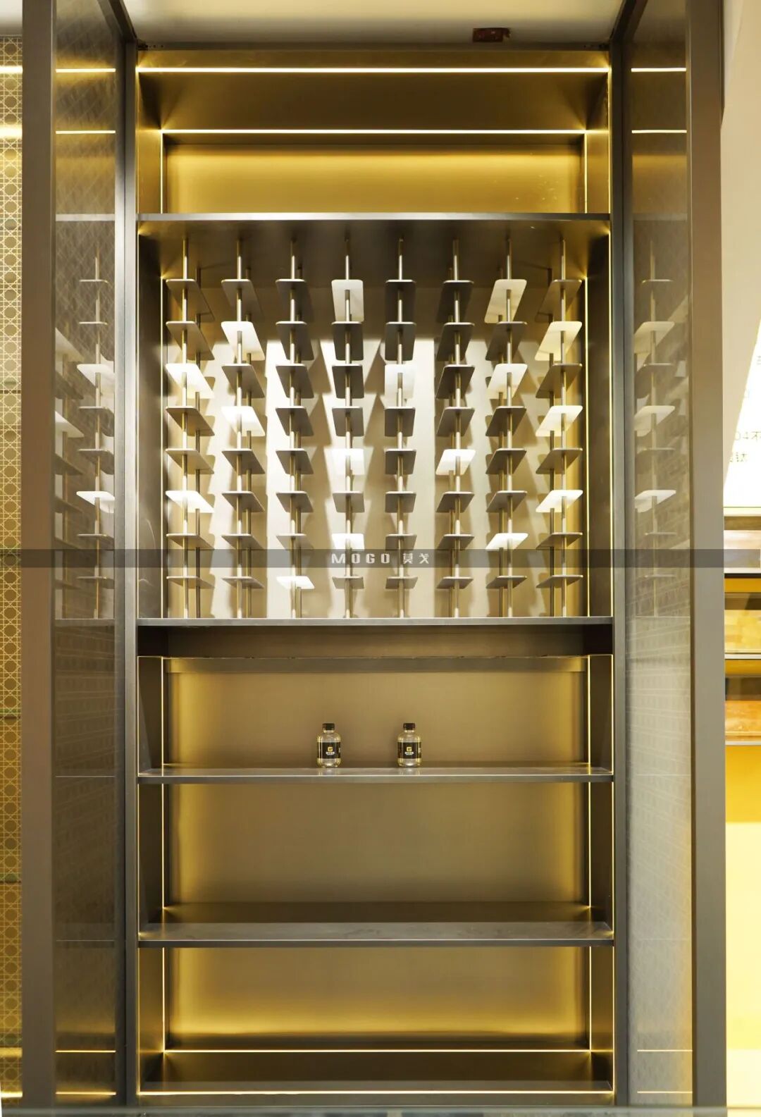 主体内部空间配有5mm不锈钢层板与磨砂亚克力的结合,下层配有酒杯架